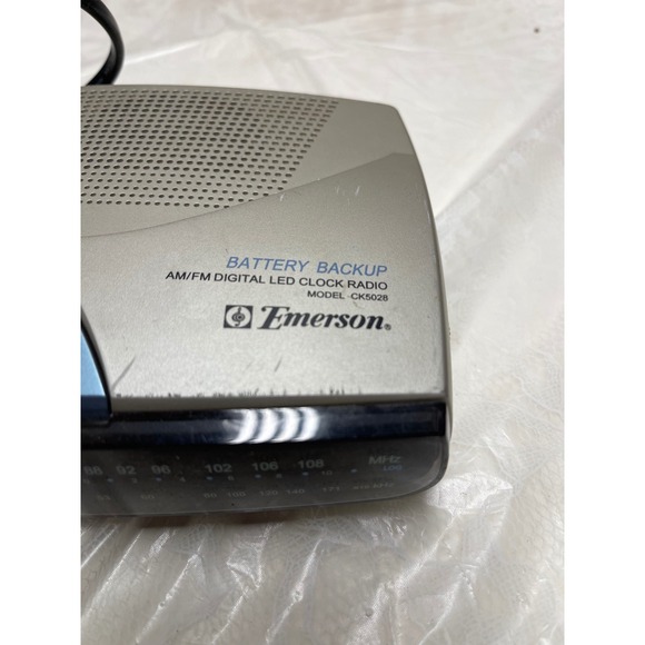 Emerson AM/FM Digital LED Clock Radio Battery Backup Silver Bedside Alarm Works! - Picture 2 of 5